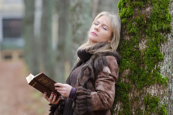 Mujer joven con una Biblia — Foto de Stock