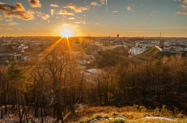 Die ersten Wintertage in Vilnius, Litauen. der Sonnenuntergang — Stockfoto