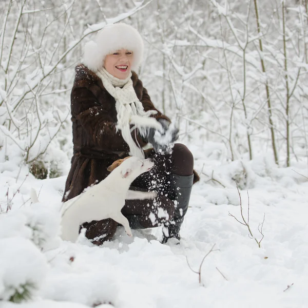 Ung kvinna leker med jack russell terrier — Stockfoto