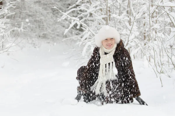 Jovem mulher brincando com neve — Fotografia de Stock