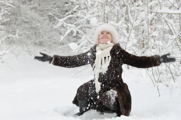 Jovem mulher brincando com neve — Fotografia de Stock