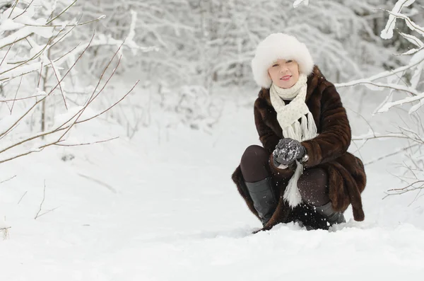 Mujer joven jugando con nieve —  Fotos de Stock