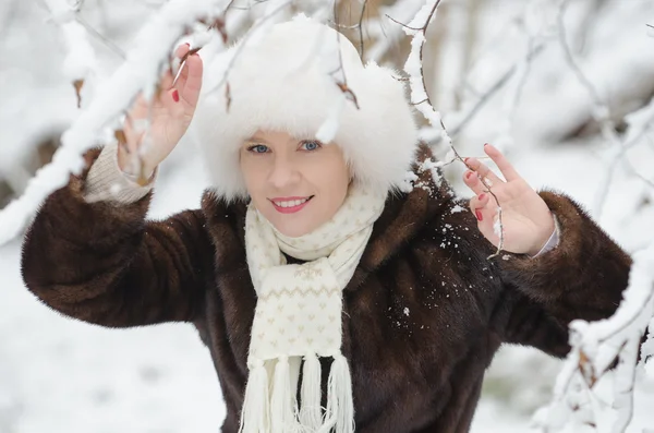 Jovem mulher no inverno — Fotografia de Stock