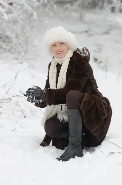 年轻女人在玩雪 — 图库照片