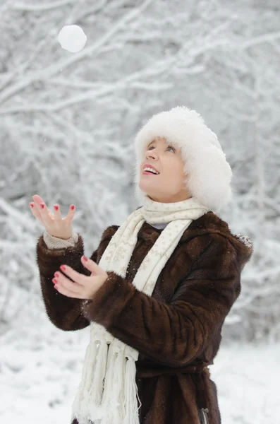 Mujer joven jugando con nieve —  Fotos de Stock