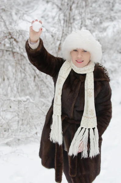 Ung kvinna leker med snö — Stockfoto