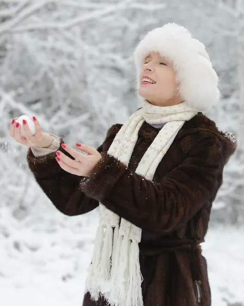 Mujer joven jugando con nieve —  Fotos de Stock