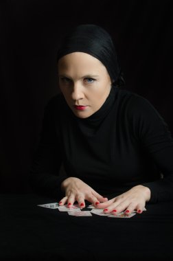 kadında oyun kartları ile siyah