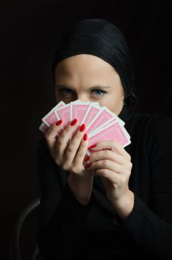 kadında oyun kartları ile siyah