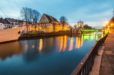 Eski şehirde akşam Klaipeda (Litvanya)