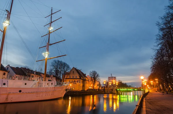 Città Vecchia a Klaipeda (Lituania) la sera — Foto Stock