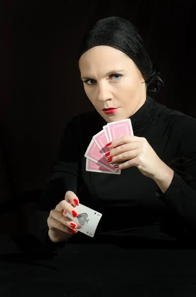 Wanita dengan kartu remi — Stok Foto