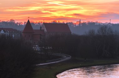 gün batımını kalede Kaunas (Litvanya)