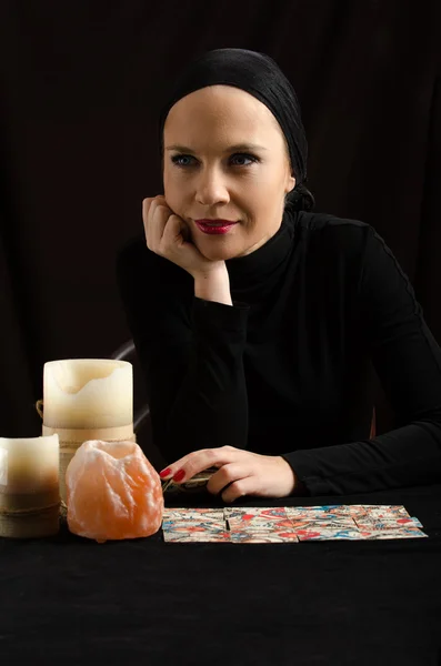 Young woman with divination cards — Stock Photo, Image