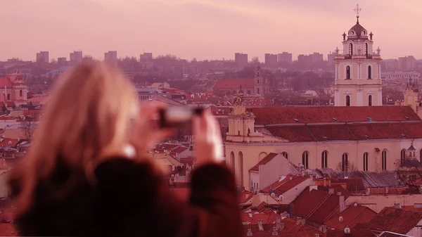 Jeune femme photographiant la ville de Vilnius — Photo