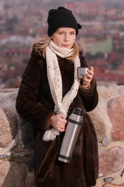 喝咖啡在维尔纽斯的年轻女子 — 图库照片