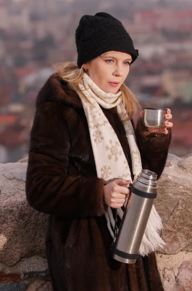 Νεαρή γυναίκα που πίνει καφέ στο Βίλνιους — Φωτογραφία Αρχείου