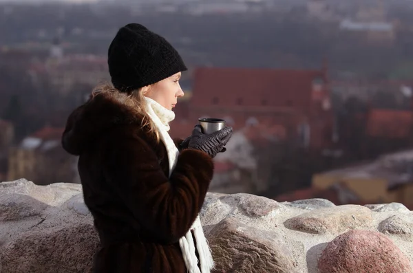 Mladá žena pití kávy ve Vilniusu — Stock fotografie