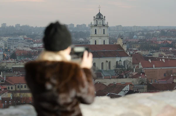 Young woman photographing city of Vilnius — Stock Photo, Image