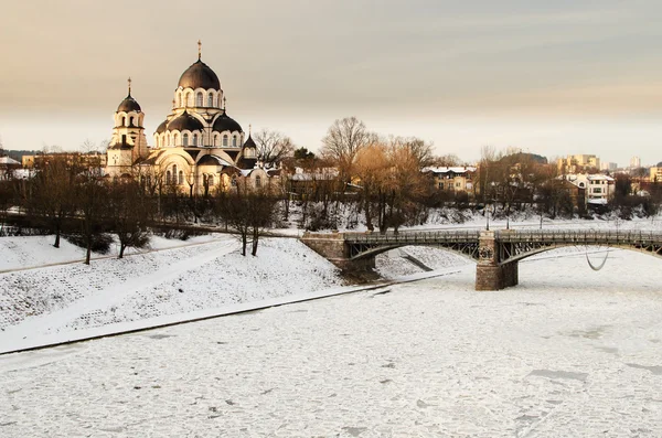Зверинский мост и Знаменская православная церковь в Вильнюсе, Литва — стоковое фото
