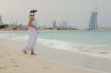 genç kadın Dubai beach