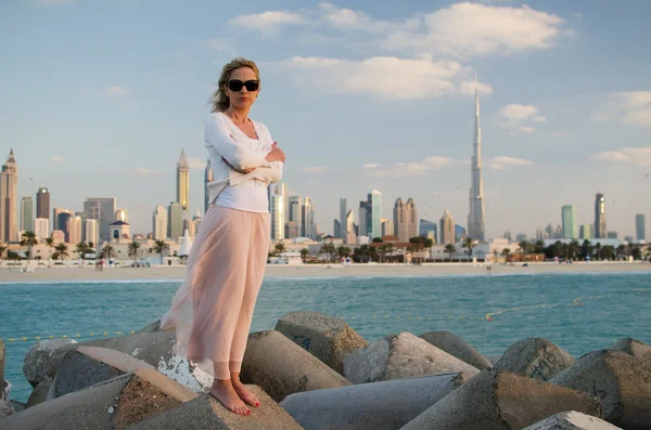 genç kadın Dubai beach