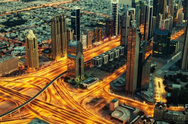 gece şehir Dubai (Suudi Arabistan)
