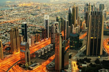 gece şehir Dubai (Suudi Arabistan)