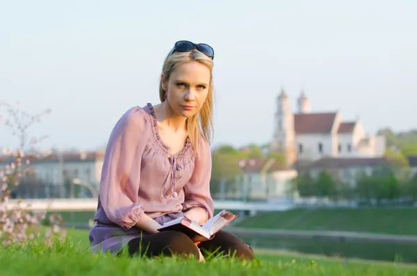 Young sexy woman reading a book in Vilnius, Lithuania — Stock Photo, Image