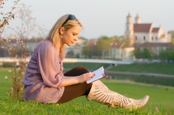 Jonge sexy vrouw lezen van een boek in vilnius, Litouwen — Stockfoto