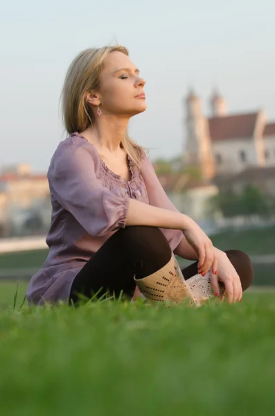 Jonge sexy vrouw ontspannen in vilnius, Litouwen — Stockfoto