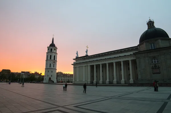 Solnedgång i vilnius cathedral square — Stockfoto