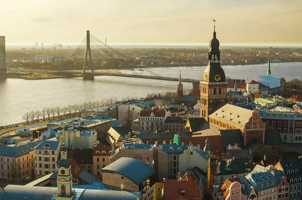 Casco antiguo de Riga (Letonia) por la noche — Foto de Stock