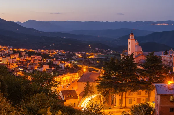 Horské městečko - lanusei (Sardinie) v noci — Stock fotografie