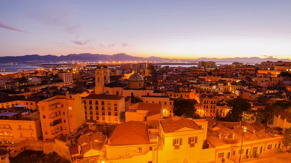 Vieille ville de Cagliari (Capitale de la Sardaigne, Italie) au coucher du soleil — Photo