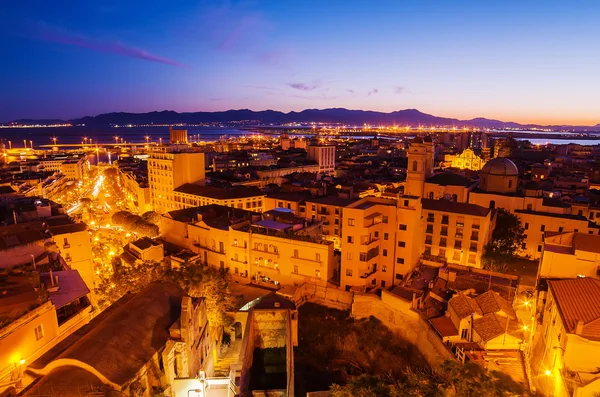 Oude stad van cagliari (hoofdstad van Sardinië, Italië) in de zonsondergang — Stockfoto