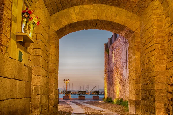 Alghero (Sardunya) gece eski şehir — Stok fotoğraf