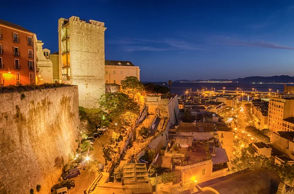旧镇的卡利亚里 （撒丁岛，意大利首都） 在夕阳 图库图片