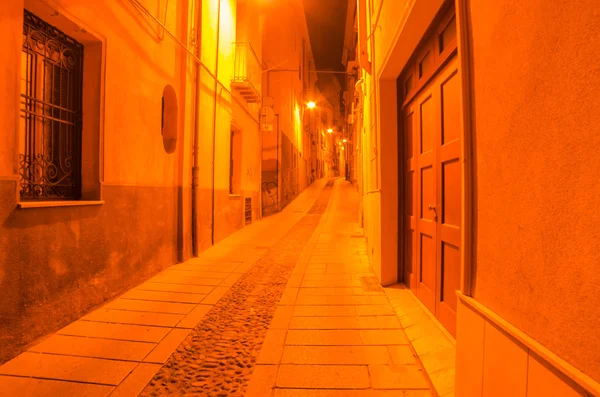 Узкая улица в Старом городе Кальяри (остров Сардиния, Италия) ) — стоковое фото
