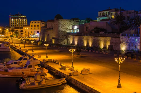 旧城区的阿尔盖罗撒丁岛，意大利在晚上 — 图库照片