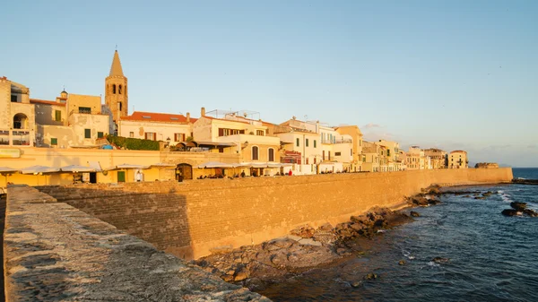 Casco antiguo de Alghero, Isla de Cerdeña, Italia al atardecer —  Fotos de Stock