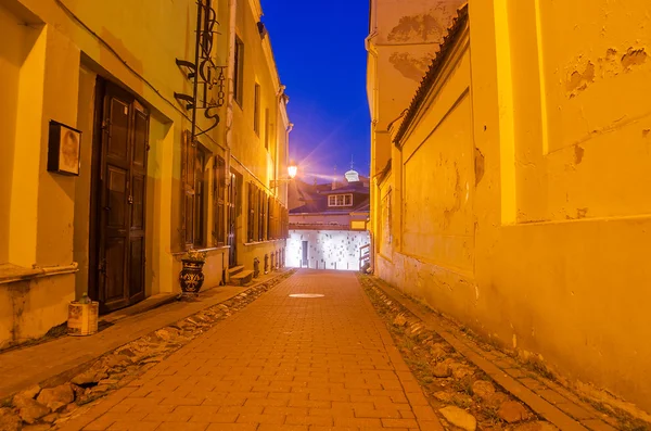 リトアニアのビリニュスの旧市街の通り — ストック写真