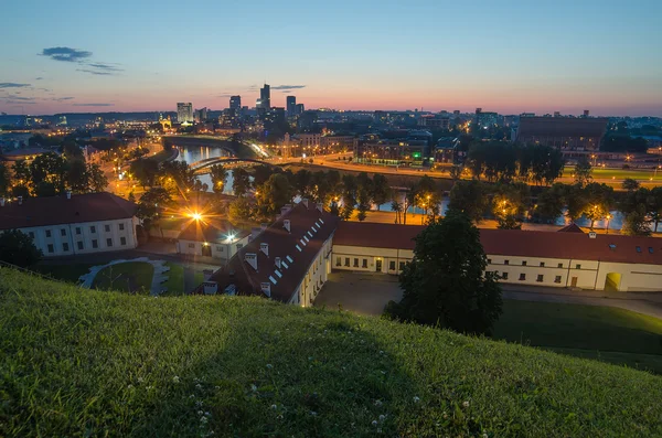 Ночная панорама Вильнюса, Литва — стоковое фото