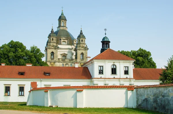 Монастырь и церковь в Каунасе, Литва — стоковое фото