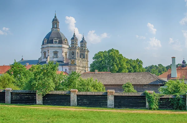 Монастырь и церковь в Каунасе, Литва — стоковое фото