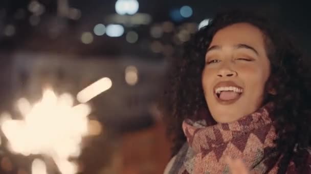 Multietnisk kvinna ler och viftar med en glitter i handen på en fest på natten. — Stockvideo