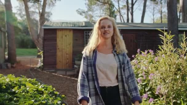 Blanke vrouwelijke boer buiten staande met gekruiste armen — Stockvideo