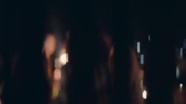 Çeşitli arkadaş grupları gece vakti eğleniyor ve dışarıda maytaplarla dans ediyor. Yüksek kalite 4K görüntü 
