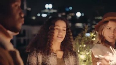 Çok kültürlü kadın dansçıları ve farklı arkadaş gruplarıyla iyi vakit geçiriyorlar. Gecenin bir yarısında çatıda ellerinde maytaplar var..
