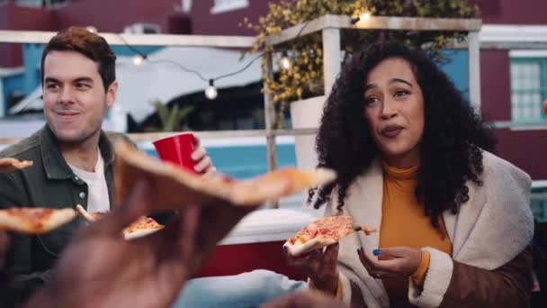 Multi-étnico feminino e grupo diversificado de amigos adultos comendo pizza e socializando em um telhado ao entardecer — Vídeo de Stock
